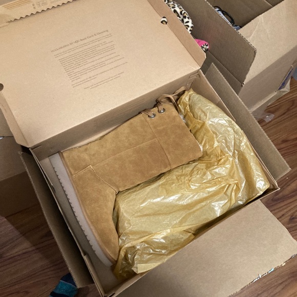 Andrah Boots by Koolaburra by Ugg - Picture 9 of 9